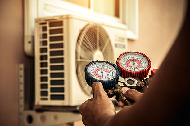 Professional Hvac technician working in Benton, IL